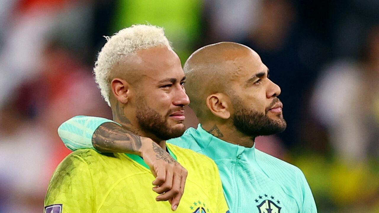 Fútbol Fútbol - Copa Mundial de la FIFA Qatar 2022 - Cuartos de final - Croacia v Brasil - Education City Stadium, Doha, Qatar - 9 de diciembre de 2022 Dani Alves y Neymar de Brasil parecen abatidos después de ser eliminados de la Copa del Mundo