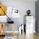 mujer de negocios en una pequeña oficina, junto a su computadora, por teléfono, luciendo estresada - su cabeza tocando el techo