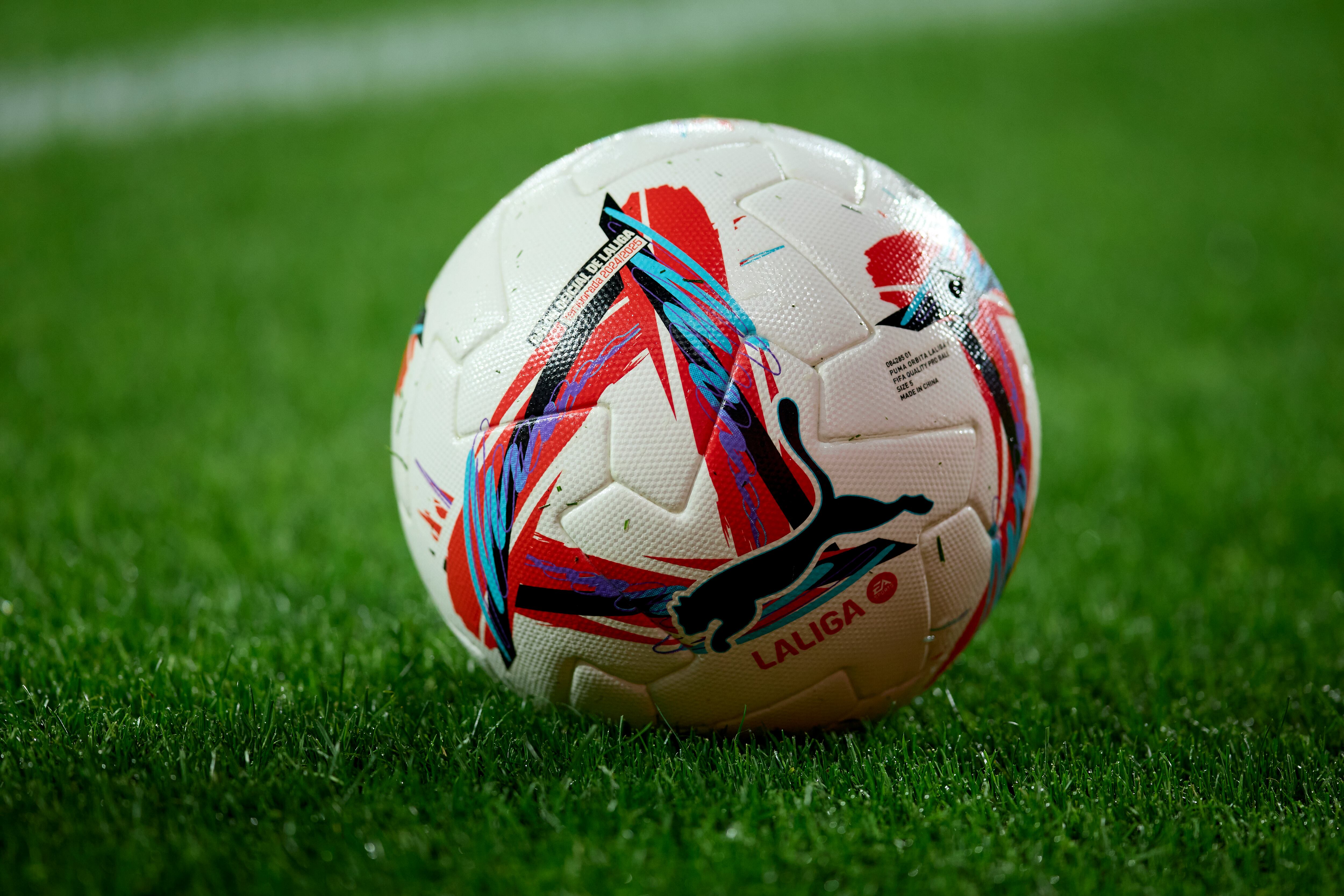 Vista del balón del partido dentro del estadio durante el partido de LaLiga EA Sports entre la Real Sociedad y el CA Osasuna en el Reale Arena el 27 de octubre de 2024 en San Sebastián, España.