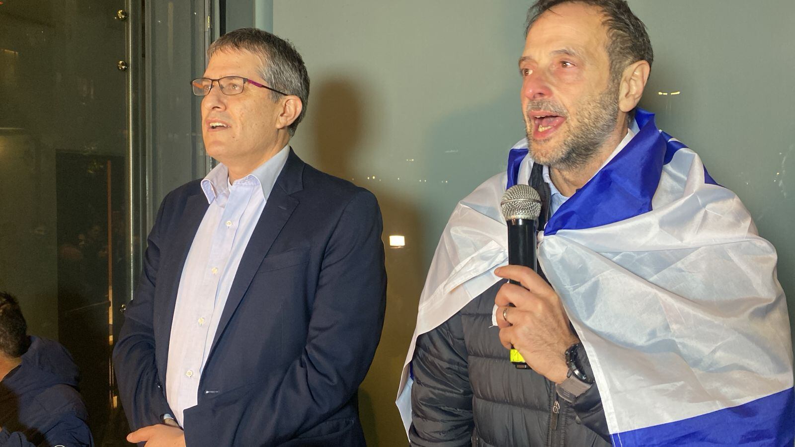 Gali Dagan y Peckel se dirigen a personas que muestran su apoyo a Israel.