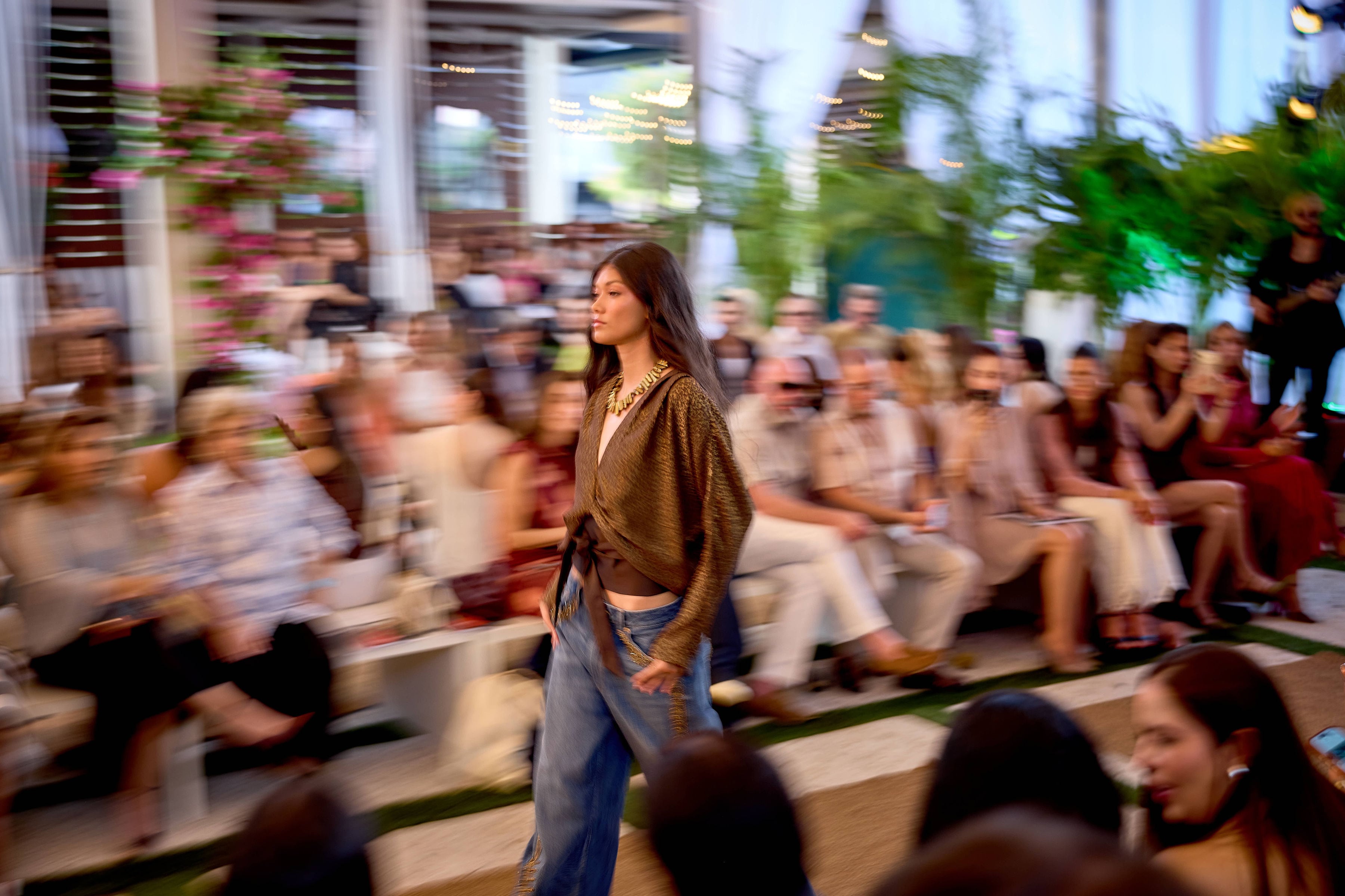 Colombiamoda Miami 2026 inició su tercera edición en Wynwood con una agenda que integra desfiles, pop up de marcas, experiencias de moda y bienestar, y espacios de relacionamiento estratégico, consolidándose como una de las principales plataformas de internacionalización para la moda colombiana en Estados Unidos