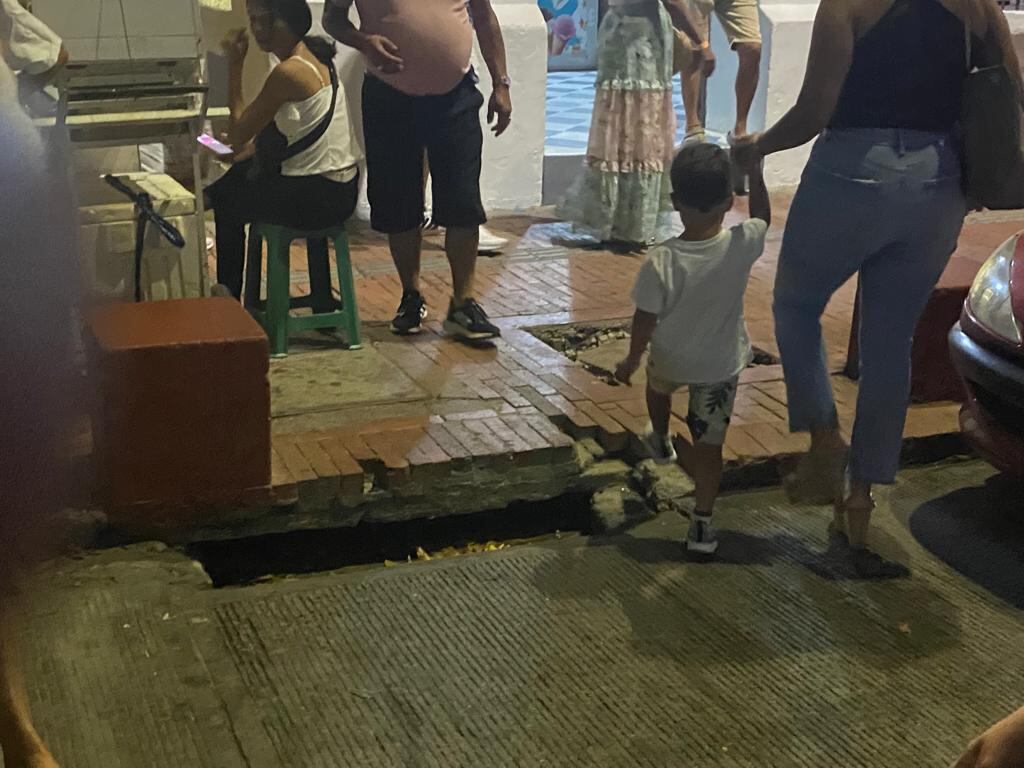 Los huecos en las vías son de gran magnitud y generan un gran riesgo