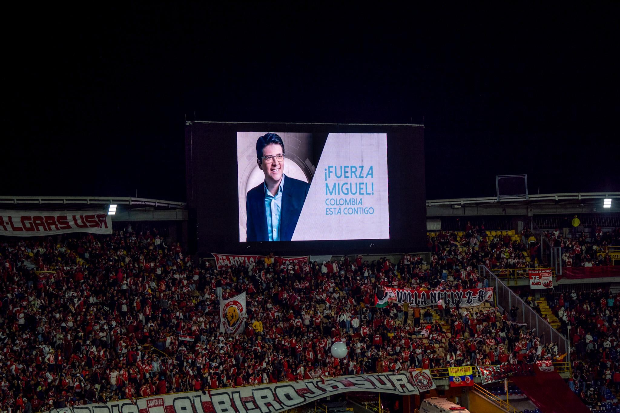 Los hinchas de Santa Fe y Deportivo Independiente Medellín se unieron por la salud de Miguel Uribe Turbay.