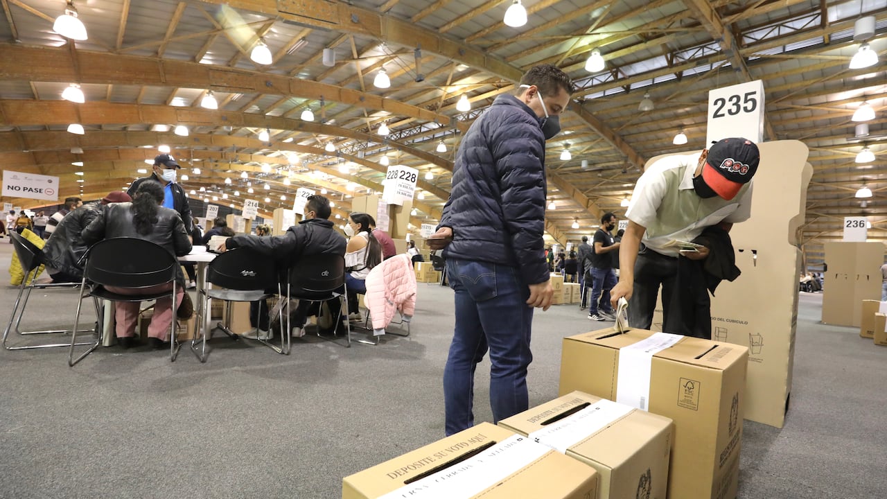 Puesto de votación en Corferias. Imagen de archivo SEMANA.