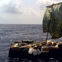Fotografía del pasado 4 de mayo 2011, en donde se aprecia una balsa construida con tablas de madera y neumáticos que llevaba a cuatro cubanos que intentaban llegar a Estados Unidos y que fueron interceptados al sur de Cayo Hueso, estado de Florida (EE.UU.), por las autoridades estadounidenses.