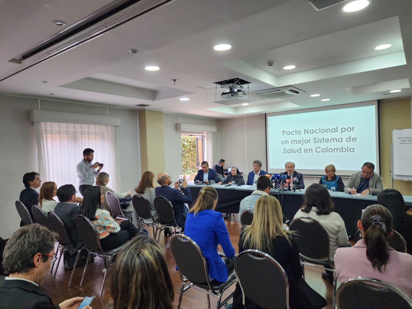 62 actores del sistema de salud piden al Gobierno retirar la reforma a la salud del Congreso

Usuarios, pacientes, gremios, EPS, IPS, académicos y exministros firmaron carta que pide una reforma que sí mejore el sistema.