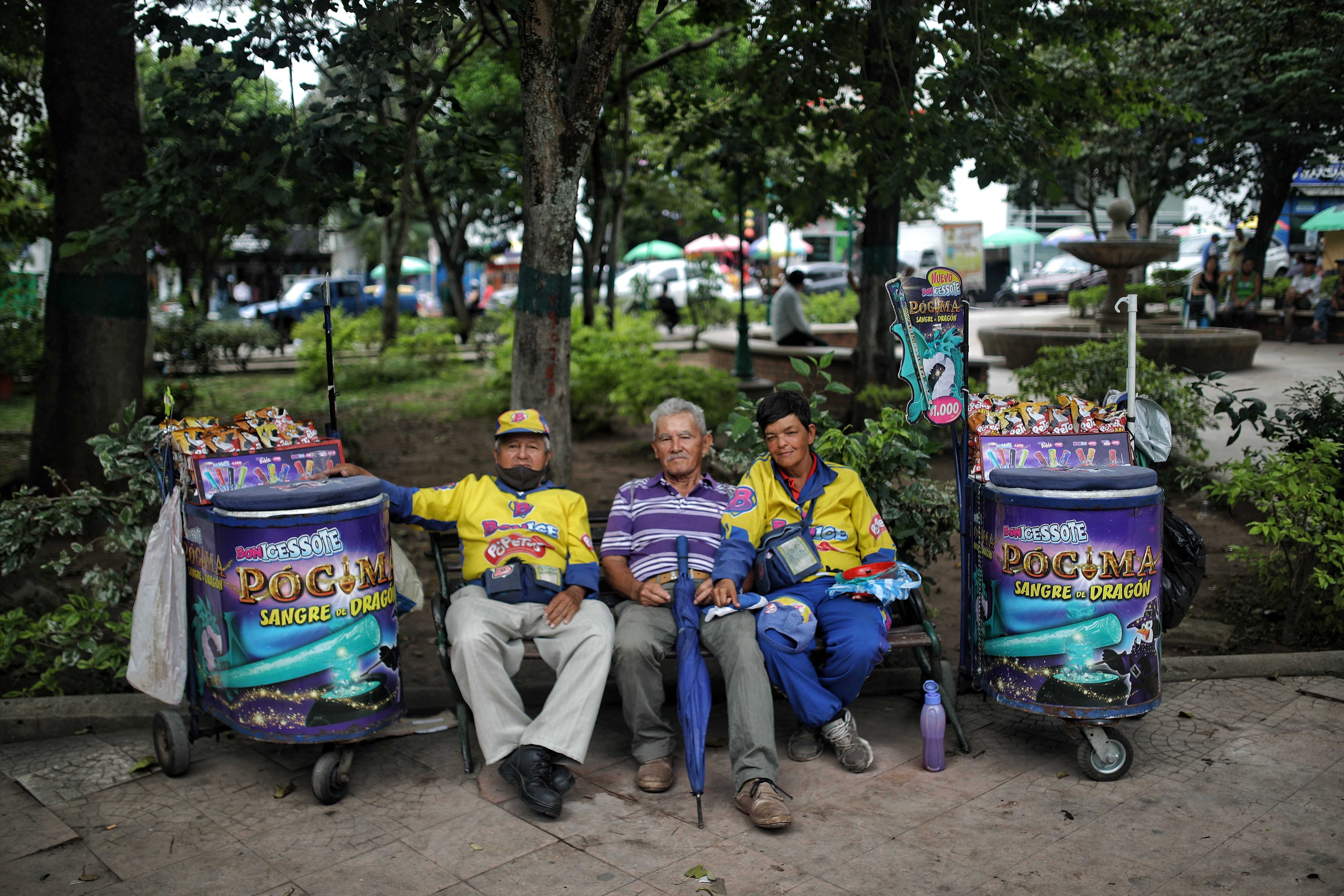 Gabriel Villamizar, 77 años, vendedor de helados. Vicente Alvarado Maldonado, 
81 años. FOTO: ESTEBAN VEGA LA-ROTTA