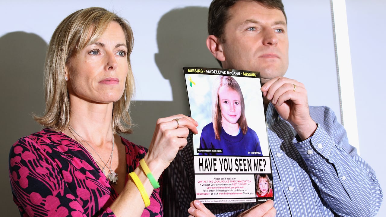 Kate y Gerry McCann sostienen una imagen de su hija desaparecida.