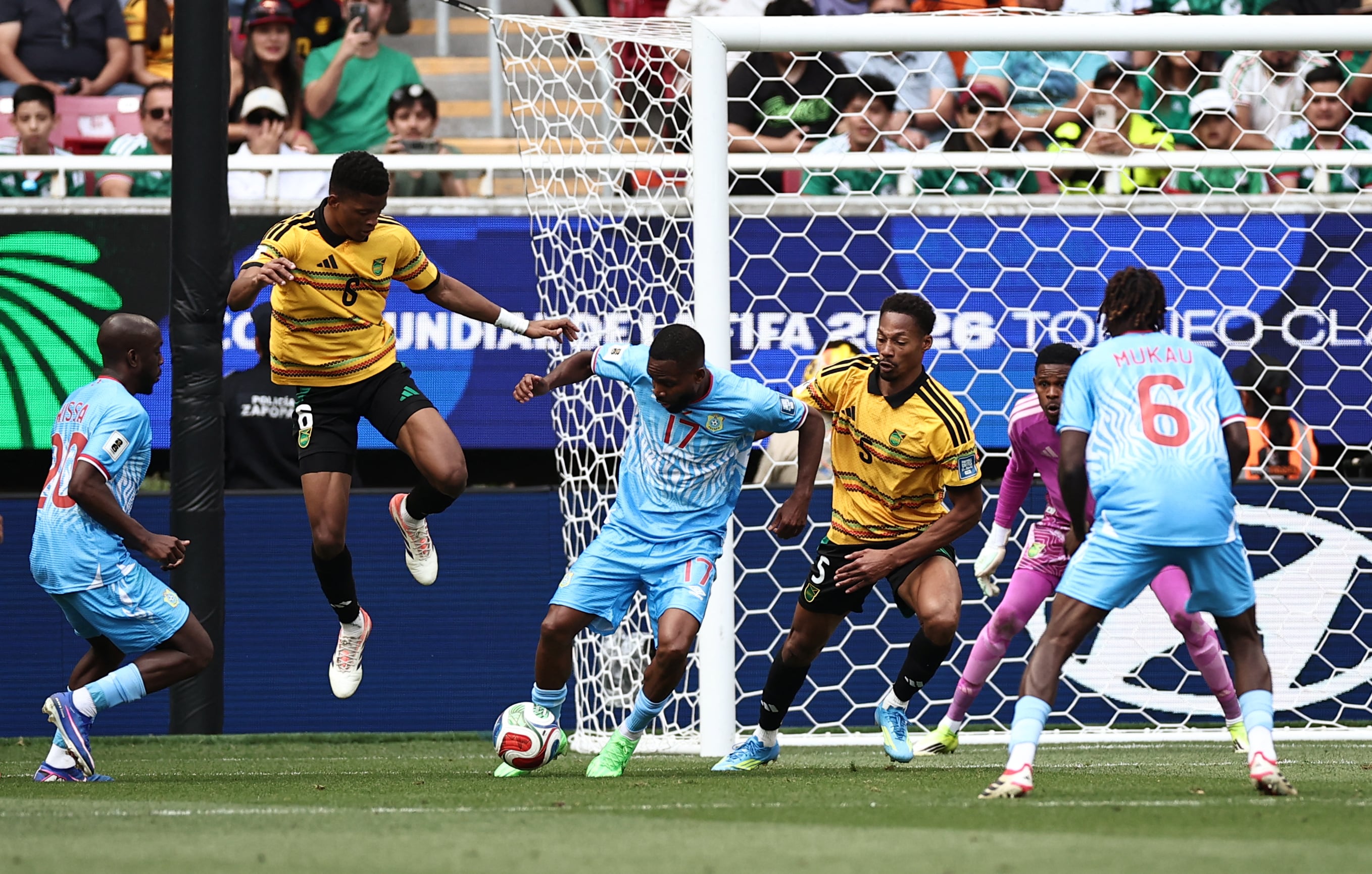 El delantero número 17 de la República Democrática del Congo, Cedric Bakambu, disputa el balón con el defensa número 6 de Jamaica, Richard King, y el centrocampista número 5, Ethan Pinnock, durante el partido de repechaje de la final de las eliminatorias para la Copa Mundial de la FIFA 2026 entre la República Democrática del Congo y Jamaica en el Estadio Akron de Zapopan, estado de Jalisco, México, el 31 de marzo de 2026. (Foto de Ulises Ruiz / AFP)