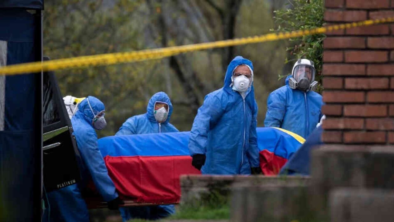 Varias semanas después de la reapertura económica, Colombia reporta 10.000 personas muertas por coronavirus. Las UCI empiezan a colapsar. Foto: Esteban Vega