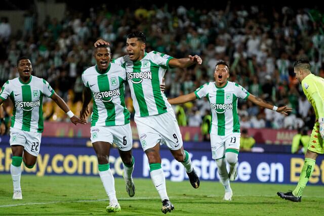 Jefferson Duque celebrando su anotación ante Santa Fe, la segunda del compromiso por la fecha 13 de la Liga BetPlay 2023-ll
