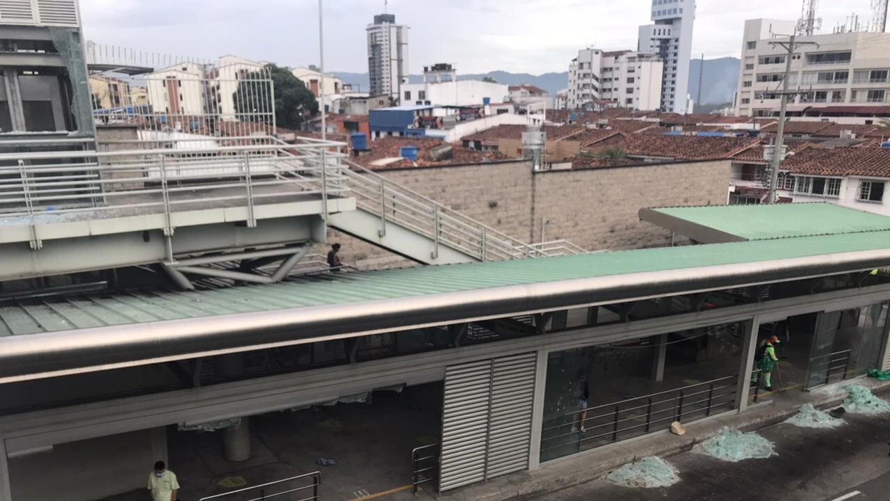 Algunas estaciones de Metrolínea fueron unos de los puntos que atacaron. En estas destruyeron, principalmente, vidrios y cámaras de seguridad.