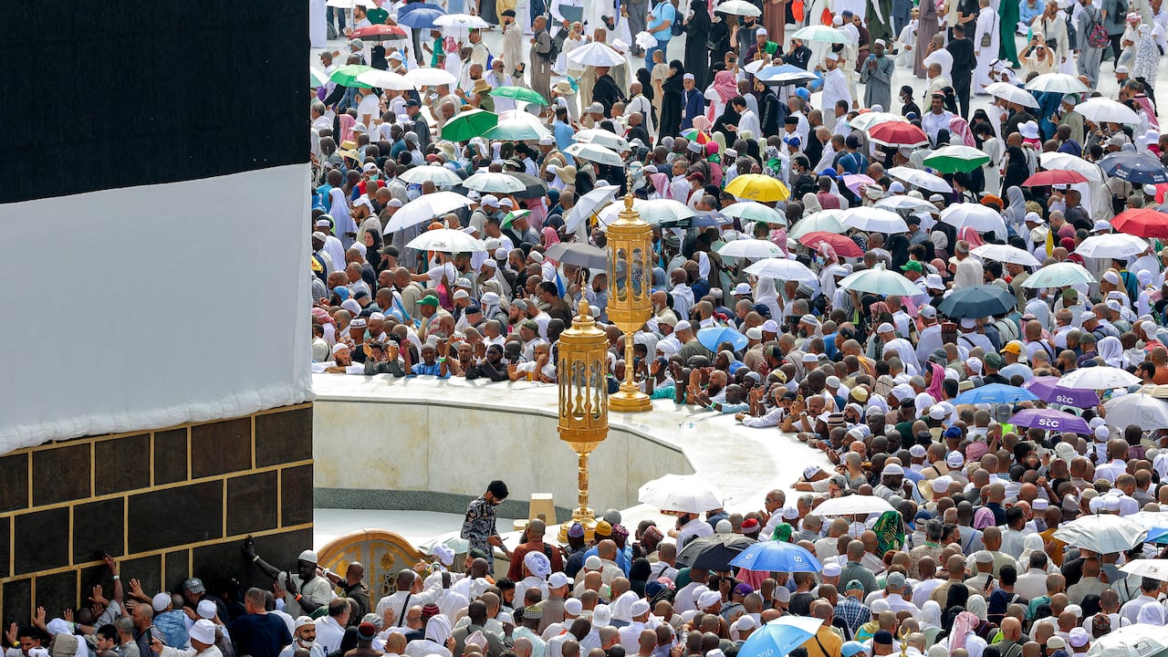 Los peregrinos musulmanes se reúnen para realizar la circunvalación de despedida o "tawaf", dando siete vueltas alrededor de la Kaaba, el santuario más sagrado del Islam, en la Gran Mezquita de la ciudad santa de La Meca el 18 de junio de 2024 al final de la peregrinación anual hajj.