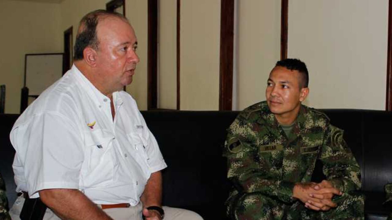 El ministro de Defensa Luis Carlos Villegas se reunió con el cabo liberado Jaír de Jesús Billar Ortiz.