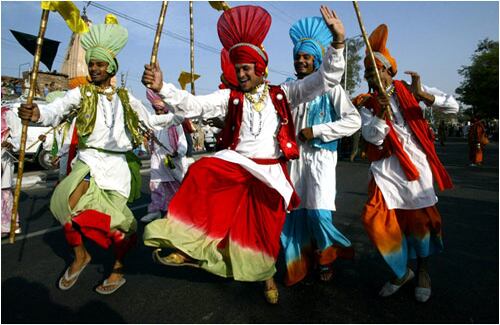 Bailarines del norte de India, del estado de Punjab, hacen la tradicional danza bhangra durante la inauguración del festival de Jammu, en esa ciudad. El evento, que empezó el 13 de abril y dura tres días, es organizado por los gobiernos de Jammu y Kashmir. 