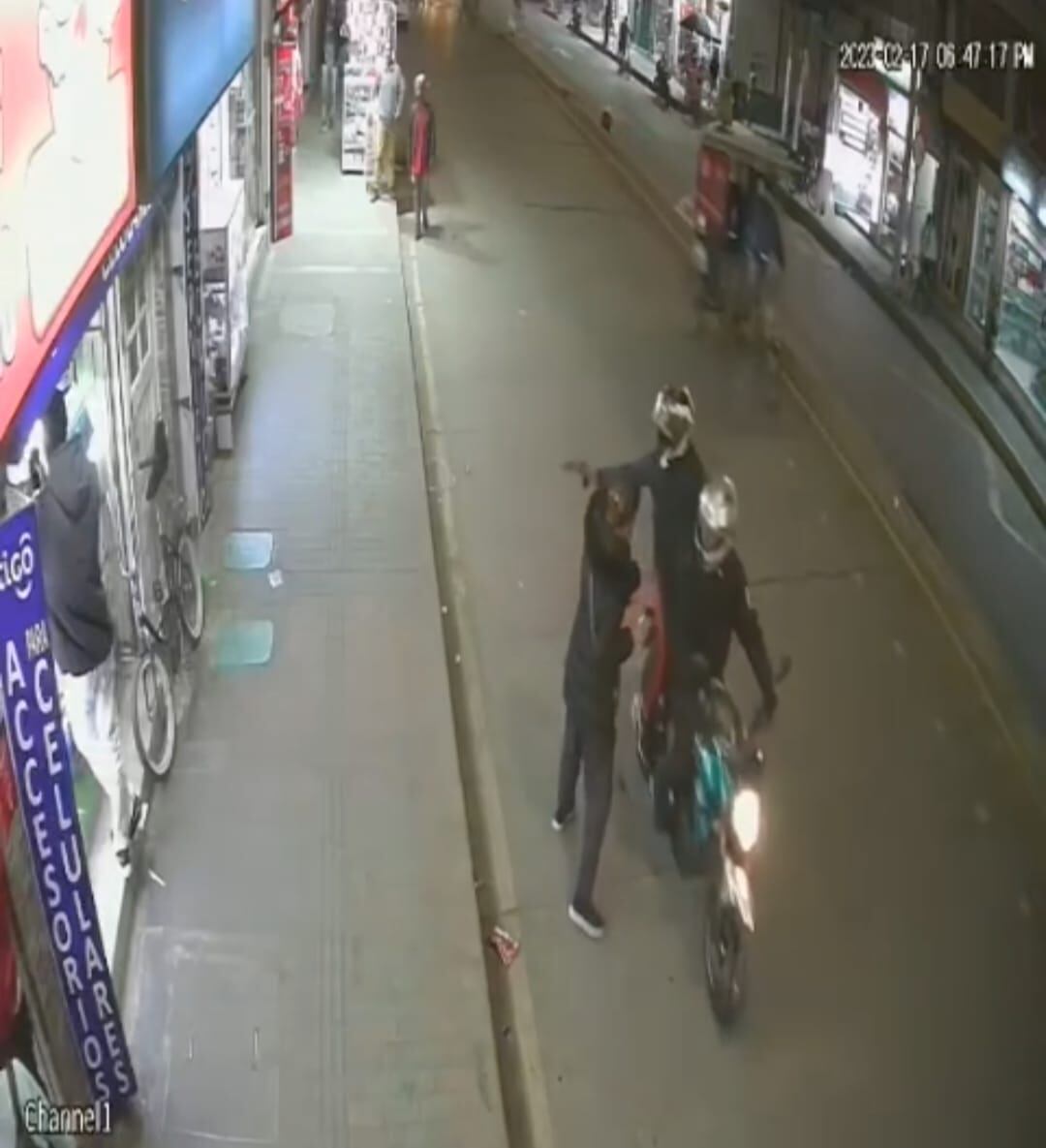 El Tren de Aragua, según la Policía, enviaba a sicarios en moto para que balearan los negocios de quienes no accedían a extorsiones.