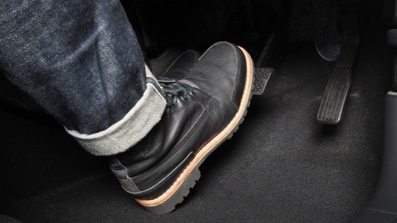 Mantener presionado el pedal del embrague cuando un vehículo está en punto muerto o en neutral no conlleva un riesgo inmediato de daño grave al automóvil, pero puede aumentar el desgaste prematuro del embrague y del cojinete del collarín.