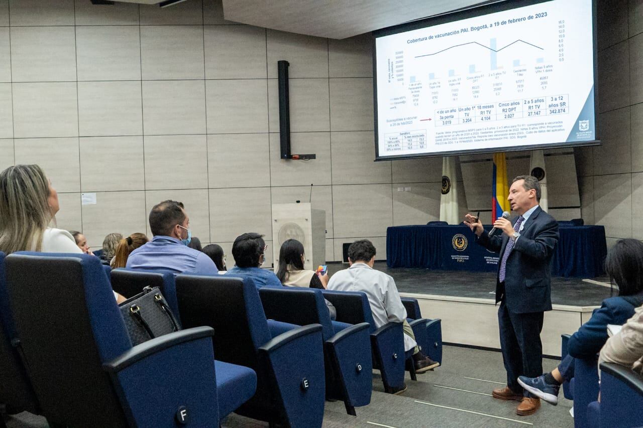 El secretario Alejandro Gómez, se reunió con personal de la salud.