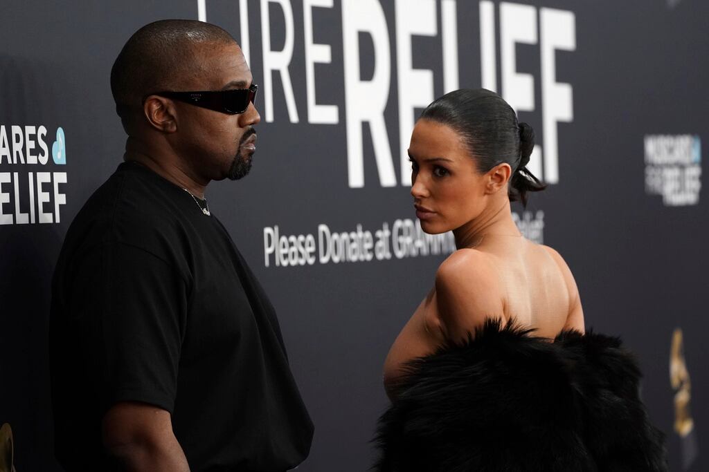 Kanye West, izquierda, y Bianca Censori llegan a la 67ª entrega anual de los premios Grammy el domingo 2 de febrero de 2025 en Los Ángeles.
(Foto Jordan Strauss/Invision/AP)