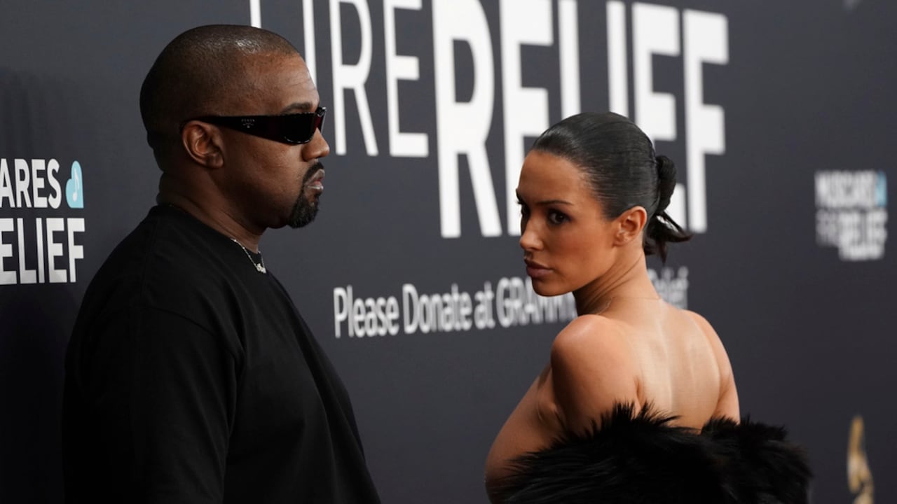 Kanye West, izquierda, y Bianca Censori llegan a la 67ª entrega anual de los premios Grammy el domingo 2 de febrero de 2025 en Los Ángeles.
(Foto Jordan Strauss/Invision/AP)