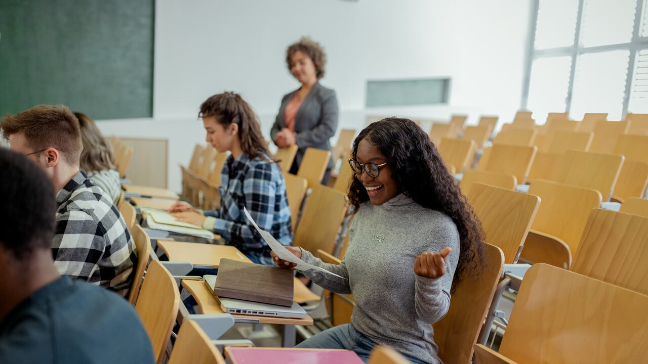 La inteligencia artificial ha permitido proyectar cuáles serán las carreras profesionales mejor remuneradas en Colombia para el 2025.