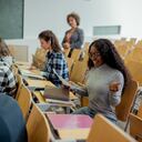 La inteligencia artificial ha permitido proyectar cuáles serán las carreras profesionales mejor remuneradas en Colombia para el 2025.