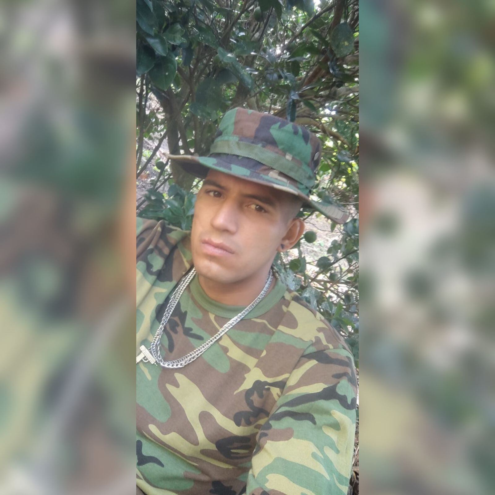 Alias David Morales vestido con camuflados militares.