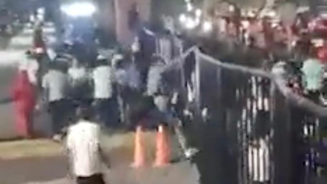 Turba enardecida intentó ingresar a la fuerza a Santa Marta.