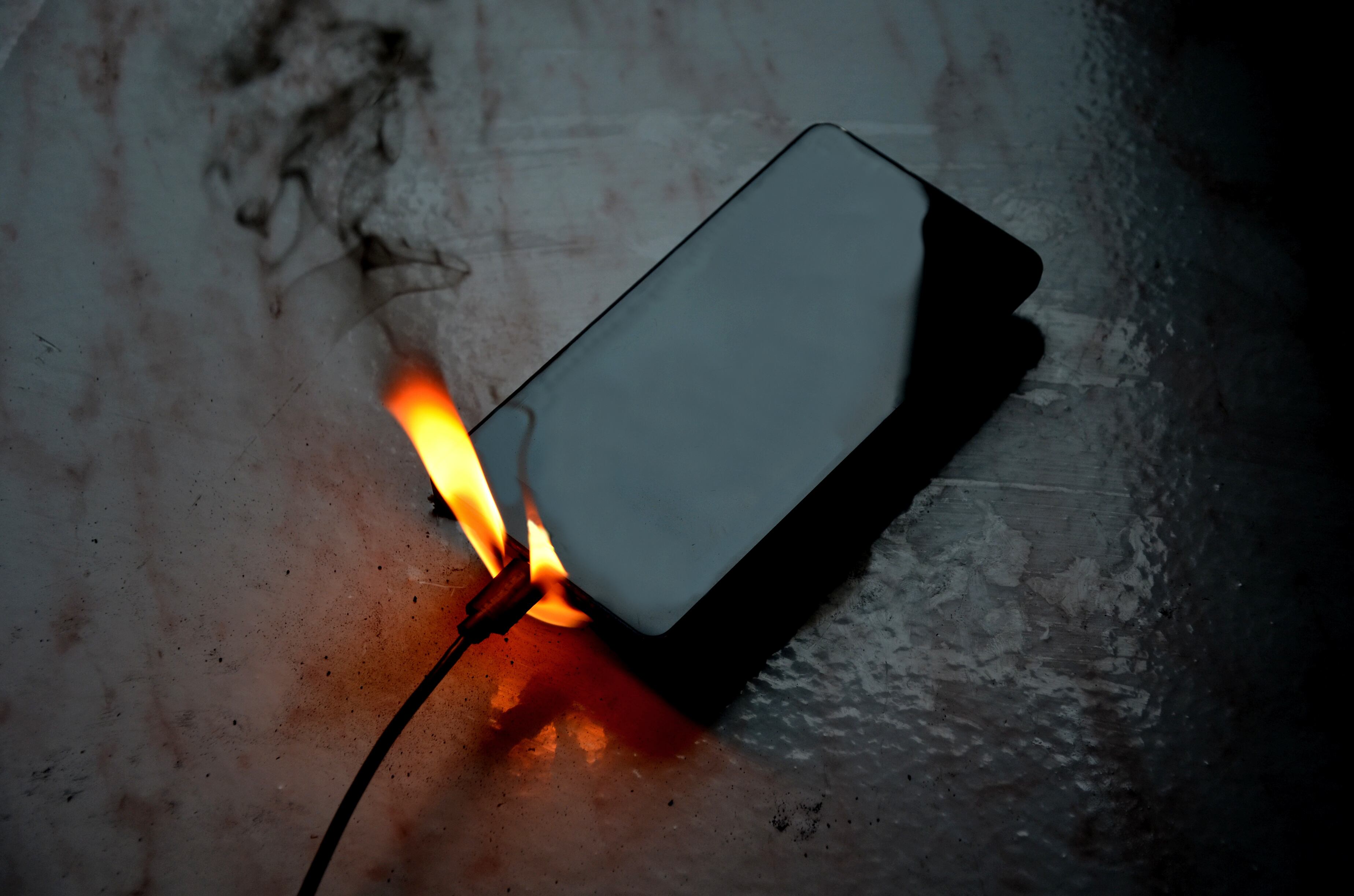 Esta práctica podría afectar la durabilidad de la batería y, en algunos casos, aumentar riesgos relacionados con el sobrecalentamiento.