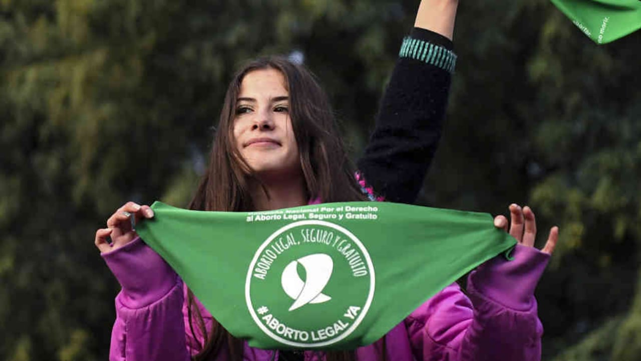 Miles de jóvenes esperaron a fuera del recinto del Congreso la decisión.