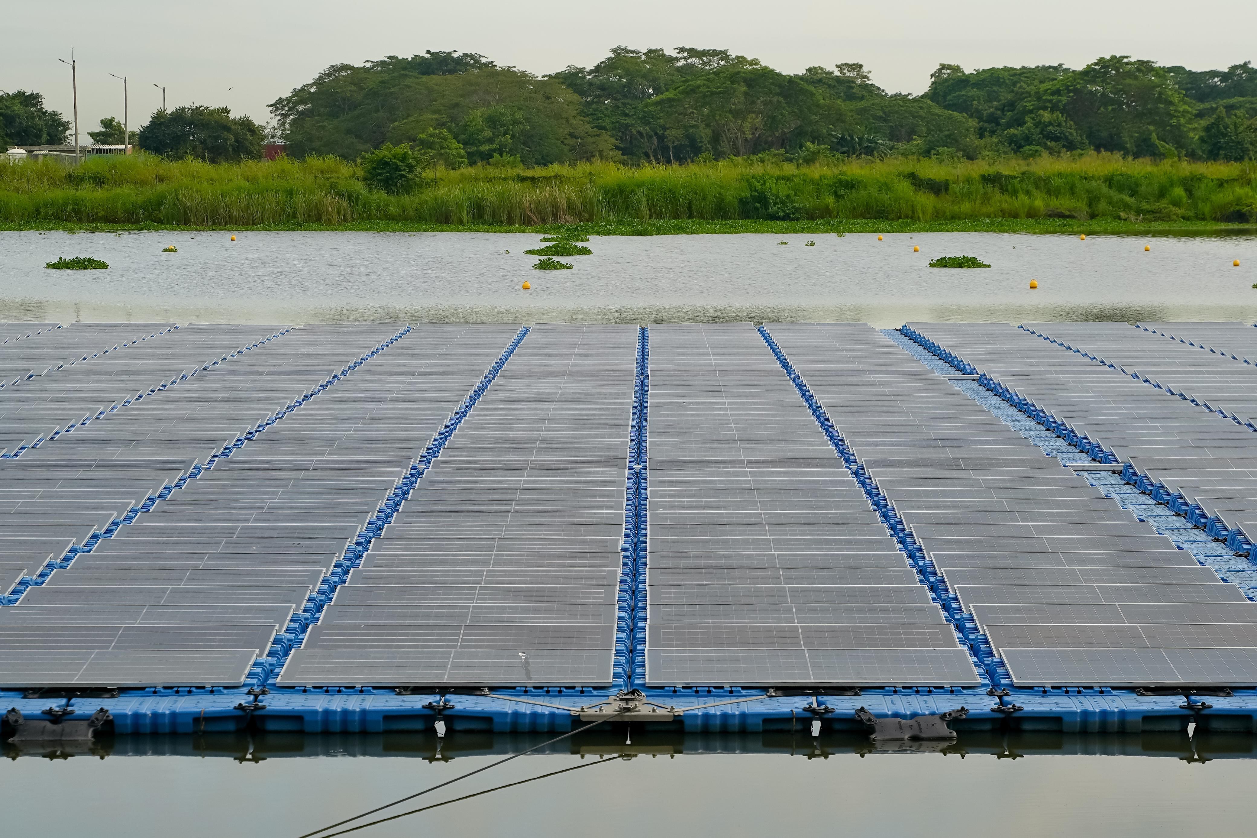 La nueva planta solar flotante está compuesta por 2.400 paneles solares instalados sobre flotadores, con una capacidad de 1,4 megavatios de energía, equivalente a plantar cerca de 52.000 árboles.