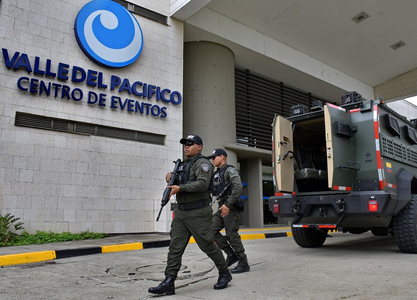 En el Centro de Eventos Valle del Pacífico, durante la mañana de este viernes 11 de octubre, las autoridades presentaron el grupo Swat de la Policía Nacional, que cuenta con 120 hombres entrenados para proteger y blindar la COP16.
Es un equipo táctico con una gran experiencia, que vincula las capacidades como los jungla, como los copes, que nos van a permitir tener mayor control y por supuesto mayor precisión en el análisis de las amenazas que podamos tener en Cali para la COP 16. Fotos Raúl Palacios / El Pais .