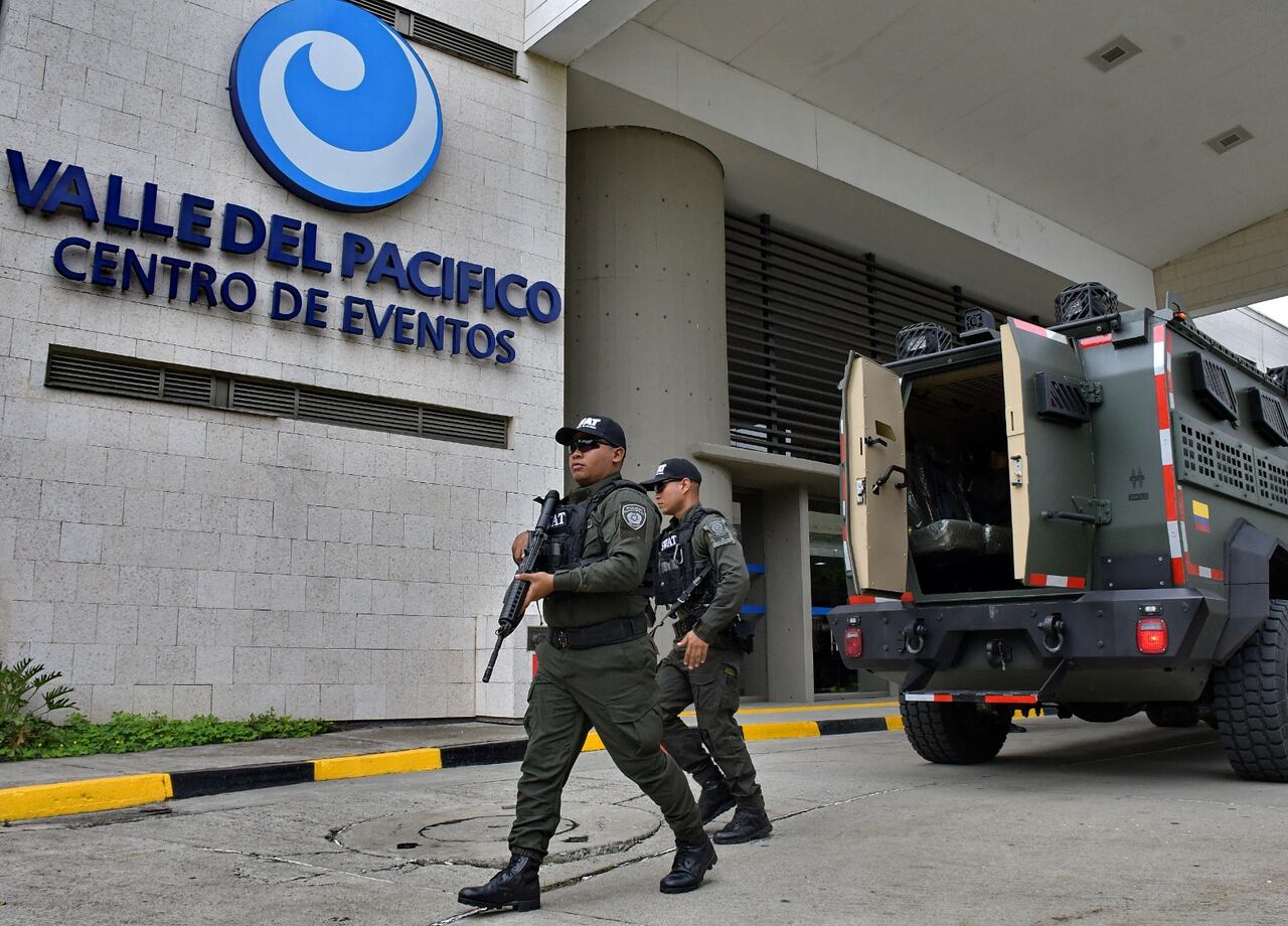 En el Centro de Eventos Valle del Pacífico, durante la mañana de este viernes 11 de octubre, las autoridades presentaron el grupo Swat de la Policía Nacional, que cuenta con 120 hombres entrenados para proteger y blindar la COP16.
Es un equipo táctico con una gran experiencia, que vincula las capacidades como los jungla, como los copes, que nos van a permitir tener mayor control y por supuesto mayor precisión en el análisis de las amenazas que podamos tener en Cali para la COP 16. Fotos Raúl Palacios / El Pais .