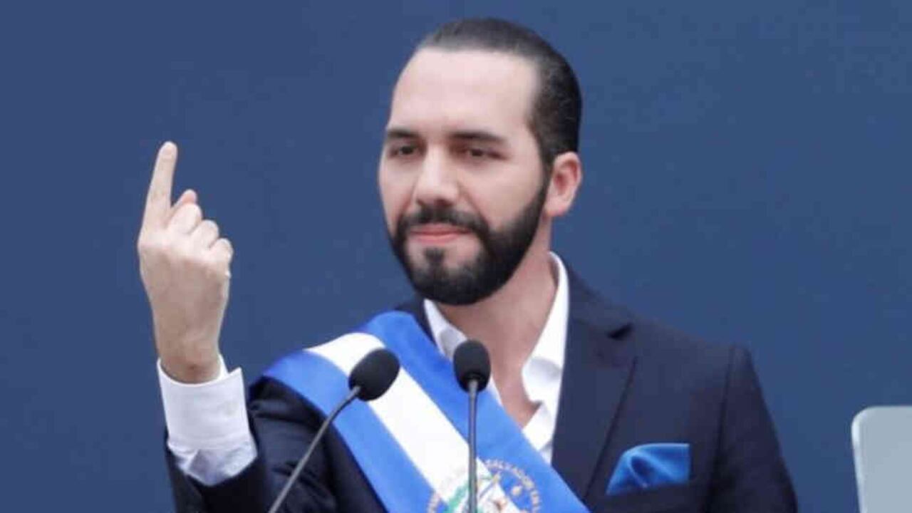 Durante toda esta semana, Bukele fue ordenando a sus ministros a través de Twitter que destituyeran a funcionarios vinculados con el anterior gobierno y presidente salvadoreño. Foto: Reuters/BBC