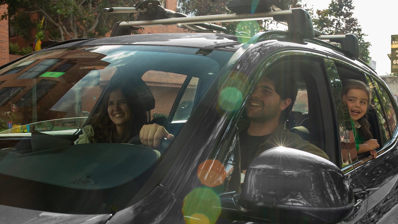 Los conductores deben calcular los gastos de gasolina, peajes y parqueaderos antes de emprender un viaje por carretera durante un puente festivo.