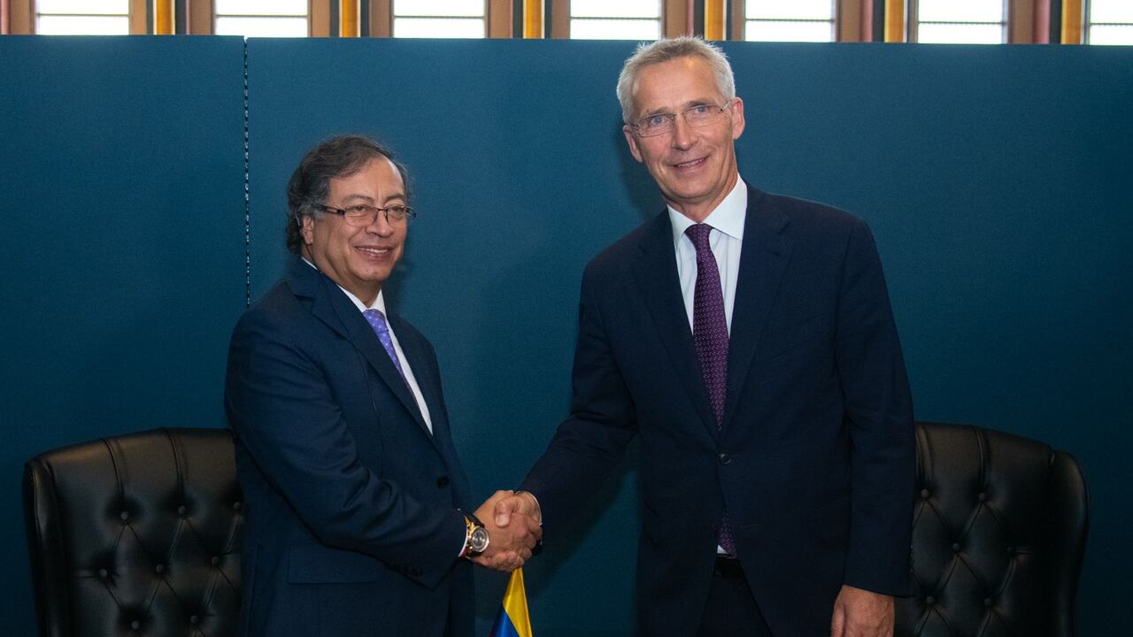 Presidente Petro y el secretario General de la OTAn Jens Stoltenberg.