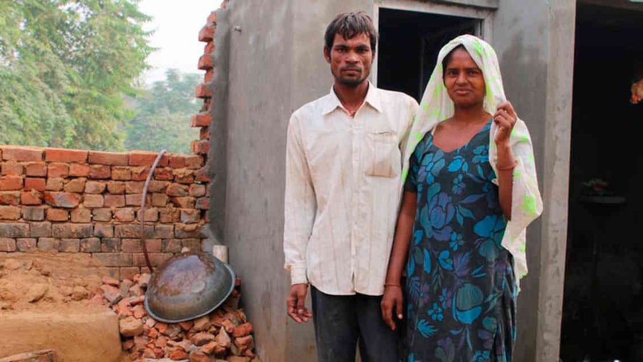 Ramu y Manji frente a su nuevo retrete. La familia forma parte de una minoría de hogares indios con un sistema de saneamiento en casa. (Foto: Aletta Andre)