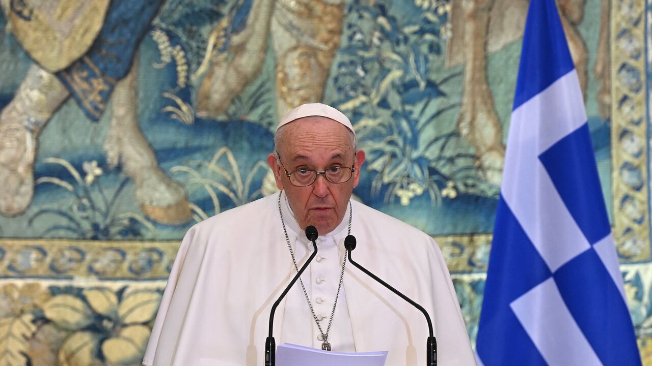 El papa da un discurso en el palacio presidencial en Atenas.