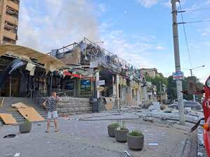 En esta fotografía proporcionada por el gobierno regional de Donetsk, Ucrania, un hombre está de pie en la calle frente a un restaurante de pizza, en Kramatorsk, Ucrania, el martes 27 de junio de 2023. (Gobierno regional de Donetsk, Ucrania vía AP)