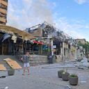En esta fotografía proporcionada por el gobierno regional de Donetsk, Ucrania, un hombre está de pie en la calle frente a un restaurante de pizza, en Kramatorsk, Ucrania, el martes 27 de junio de 2023. (Gobierno regional de Donetsk, Ucrania vía AP)