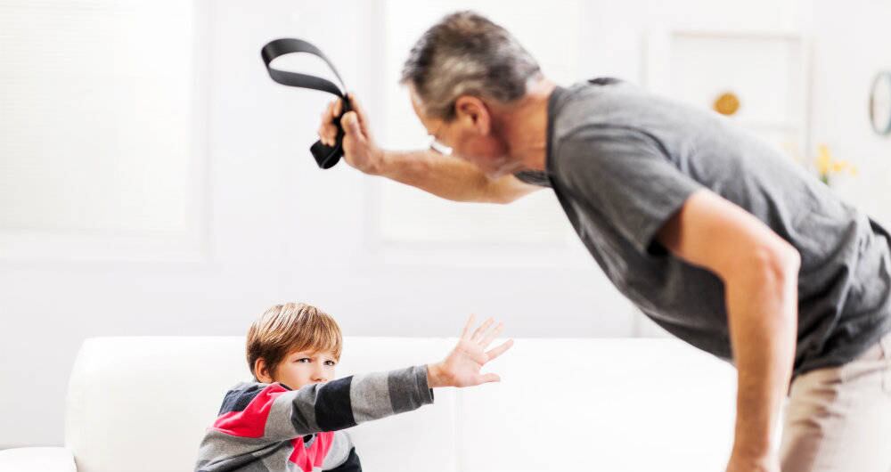 El niño fue golpeado de manera salvaje por su padre por haber cogido su celular sin permiso. Imagen de referencia