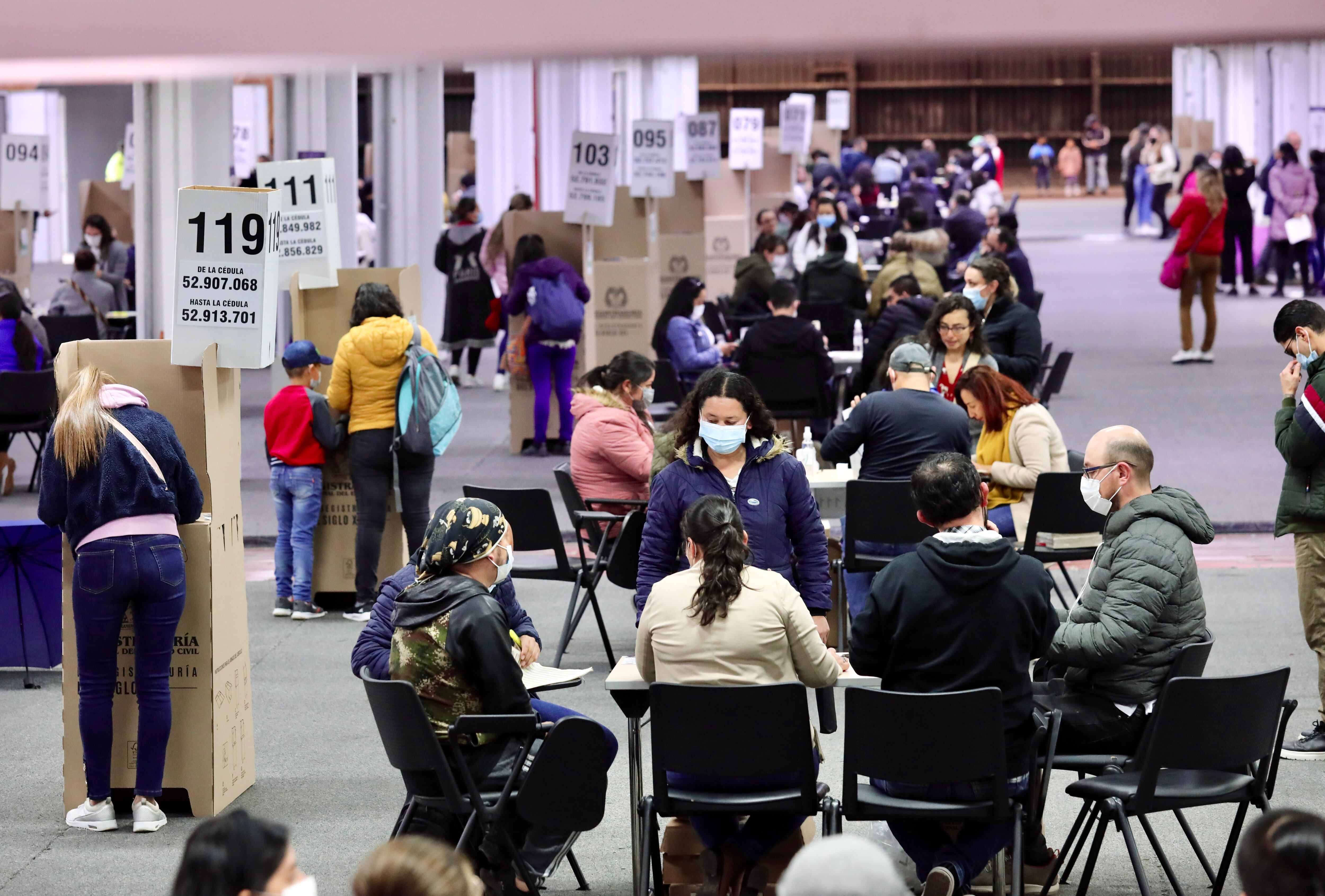 Votaciones  filas gente corferias