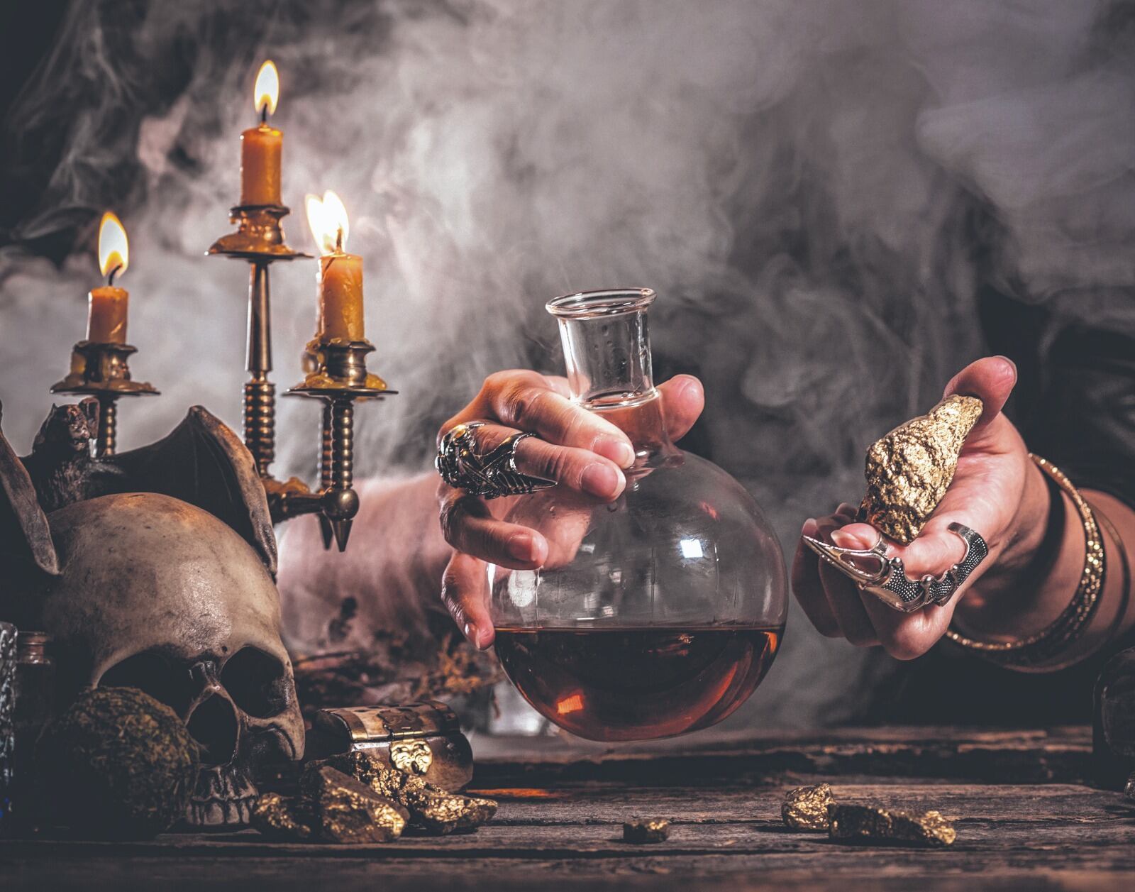 Hoy en día, la brujería se practica en diversas formas y tiene un significado distinto para diferentes personas. Algunos la consideran una religión pagana, mientras que otros la ven como una forma de conexión con la naturaleza o una expresión individual de espiritualidad.