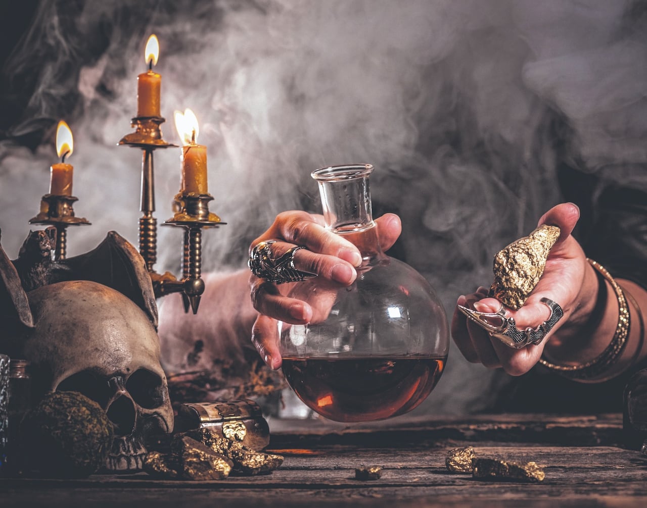 Hoy en día, la brujería se practica en diversas formas y tiene un significado distinto para diferentes personas. Algunos la consideran una religión pagana, mientras que otros la ven como una forma de conexión con la naturaleza o una expresión individual de espiritualidad.