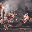 Hoy en día, la brujería se practica en diversas formas y tiene un significado distinto para diferentes personas. Algunos la consideran una religión pagana, mientras que otros la ven como una forma de conexión con la naturaleza o una expresión individual de espiritualidad.