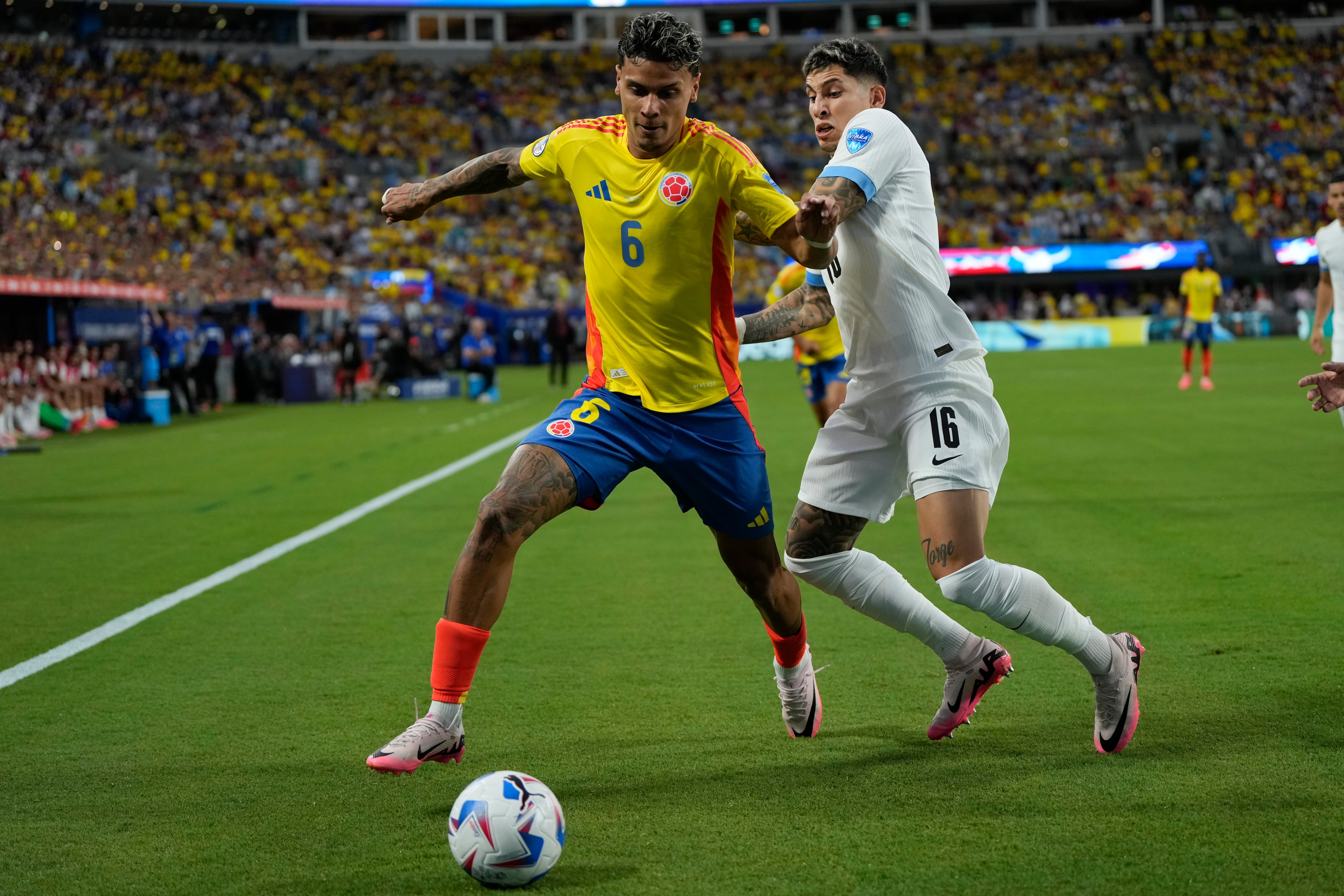 Richard Ríos (6) de Colombia y Mathías Olivera de Uruguay luchan por el balón durante un partido de fútbol semifinal de la Copa América en Charlotte, Carolina del Norte, el miércoles 10 de julio de 2024. (Foto AP/Julia Nikhinson)
