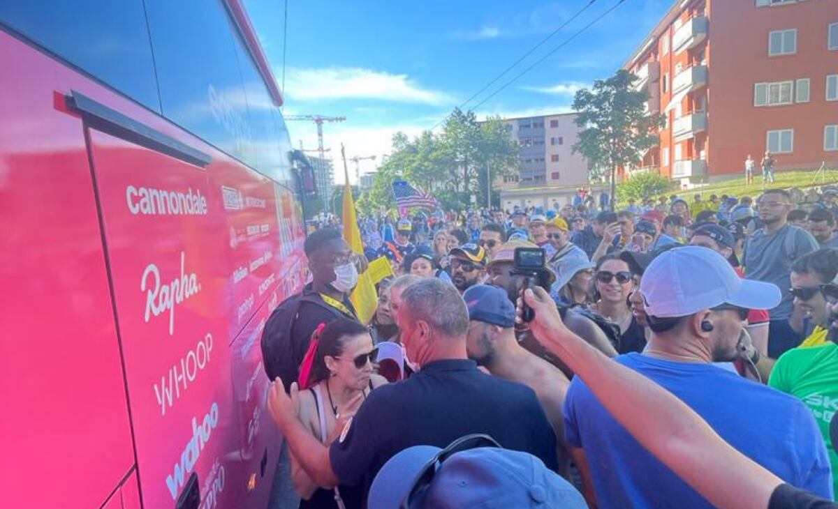 Aficionados esperando a Rigoberto Uran en el bus del Education First.