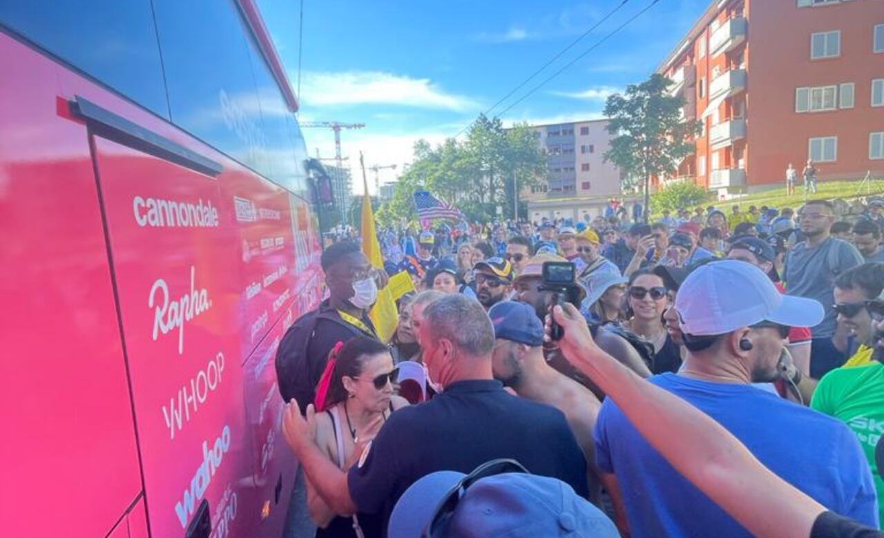Aficionados esperando a Rigoberto Uran en el bus del Education First.