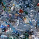 California deberá reducir el uso de paquetes de plástico no reciclable en al menos 30% en seis años (Photo by Ludovic MARIN / AFP)