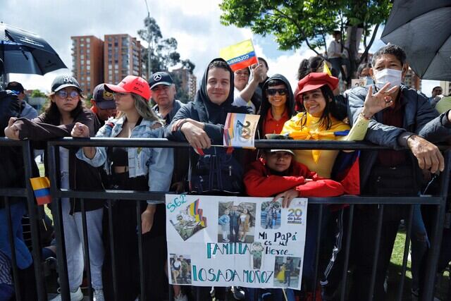 Ciudadanos esperan sobre la avenida Boyacá para disfrutar del desfile.